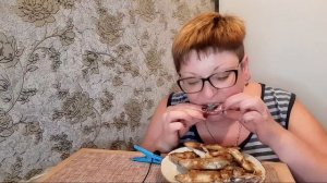 пожрем/Мукбанг  целая тарелка мойвы/обжор и разговоры на камеру/