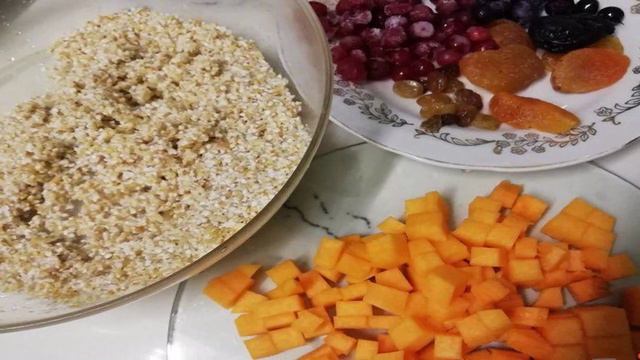 Ячневая каша, запечённая с тыквой, ягодами и сухофруктами