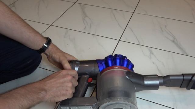 How to clean the Hidden filter on a Dyson V7 vacuum cleaner. Cleaning the 2nd filter on the V7. смотреть онлайн