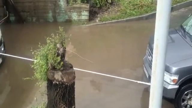 Тянут грузовик из лужы за ремень безопасности смотреть онлайн