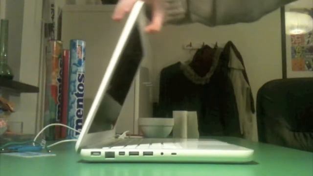 HD Taking a look at the white macbook mid 2010 смотреть онлайн