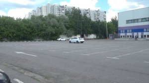 Учусь  парковаться в городе   на Ладе Ларгус Часть 2