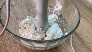 Заморозьте сгущенку и сметану. Мороженое за копейки без сливок