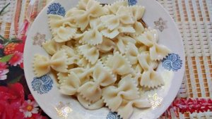 Макароны-бантики с курицей, перцем и сыром