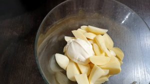 Лосось с картофелем, запеченный в духовке.