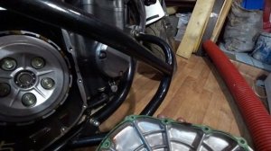 На мотоцикле HONDA CB1000SF снял крышки с двигателя  на правой его стороне.mp4