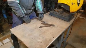 Подставка для цветов из профильной трубы. A flower stand from the profile pipe.