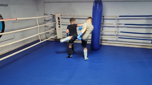 2023.09.27 Медведев Семён против Гусева Ромы. Спарринг по тайскому боксу в клубе Лотос смотреть онлайн