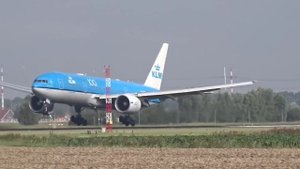 Красивая посадка различных типов больших самолетов. Европа Амстердам Нидерланды Голландия