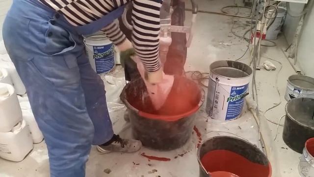 Полиуретан-цемент "MAPEI" для наливного напольного покрытия, колеровка в красный, на строй площадке