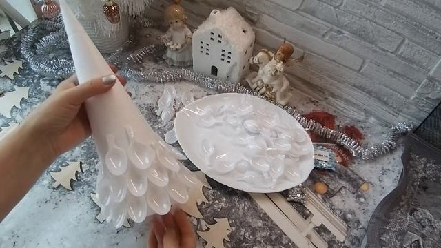 DIY. ДИЗАЙНЕРСКИЙ НОВОГОДНИЙ МАСТЕР КЛАСС. ЁЛОЧКА ИЗ ПЛАСТИКОВЫХ ЛОЖЕЧЕК. смотреть онлайн