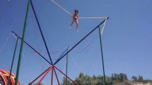 Пляж Анапы лето 2016.Аттракцион батут на растяжках "Кенгуру".