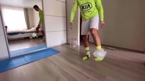 №7 Тренировка с воздушным шариком на координацию. Домашние тренировки по футболу для детей  3-6 лет