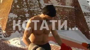 Обнаженный спортсмен в 20-ти градусный мороз покоряет городские склоны