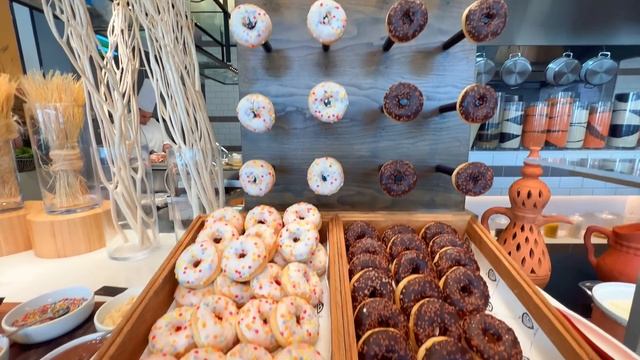 WB Abu Dhabi, World's First Warner Bros Hotel & Theme Park (full tour in 4K) смотреть онлайн