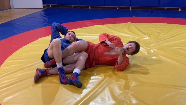 #67❗САМБО❗ РЫЧАГ КОЛЕНА КУВЫРКОМ в партере (KNEEBAR), соперник сбоку. ЧЕМПИОН В. Мацков. Sambi.st