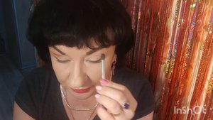 Собираюсь на работу. Макияж с цветной стрелкой.