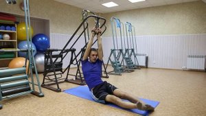 Качели Юлина. Упражнение из йоги на тренажёре. Оздоровление позвоночника.
