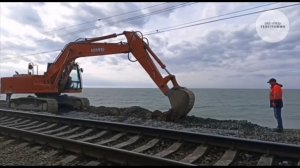 В Сочи восстановили 115 метров железной дороги, поврежденной в результате шторма