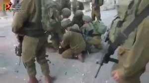 Regardez le courage de ce jeune Palestinien face à un régiment de soldats israéliens armés...