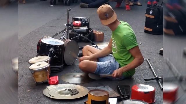 Уличных барабанщиков. Уличный барабанщик на пластиковых ведрах.