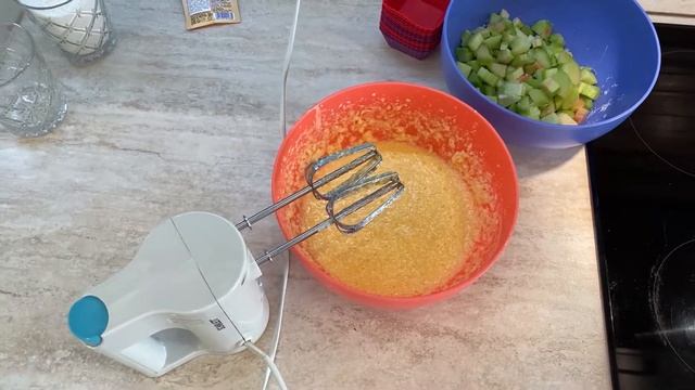 Ароматный кокосово-ванильный кекс с ревенем смотреть онлайн