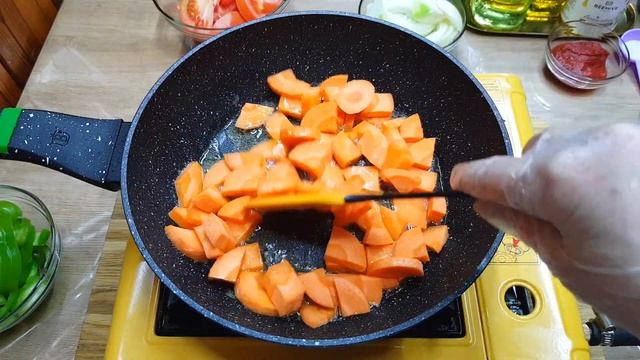 Вкусный ужин для семьи! Свиные ребрышки с овощами на сковороде
