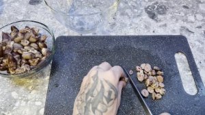 Готовлю этот салат на каждый Праздник! Куриные сердечки с маринованным луком! Универсальный салат!