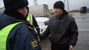 Дальнобойщик ругается с гаишником