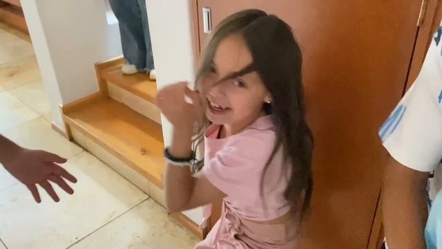 ¡MI HERMANA CONOCE A SU CRUSH ?! se enamoraran смотреть онлайн