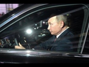 Путин проехал по новой трассе Москва - Санкт Петербург на лимузине Aurus | Пародия "Попутная песня"