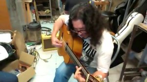 RAIMUNDO AMADOR PROBANDO GUITARRA GRACILIANO PROPIEDAD DEL MAESTRO RAFAEL TRENAS.