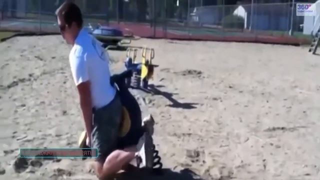 Детские игровые площадки - подростки ожигают на карусели, качели. Приколы смотреть онлайн