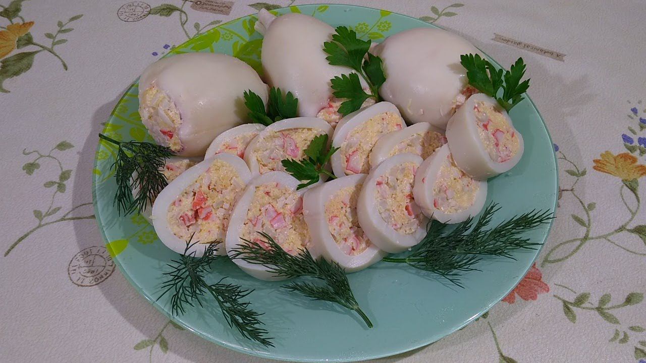 Кальмары фаршированные. Фарширую  крабовыми палочками и сыром, очень вкусно.