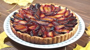 Открытый пирог со сливами! вкусно и просто.