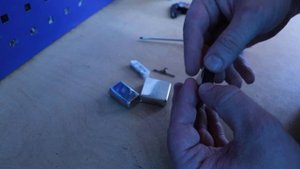 Эконом-прокладка для бензиновой зажигалки. Установка.