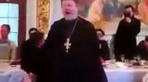 Священник РПЦ в дорогом ресторане спел Мурку