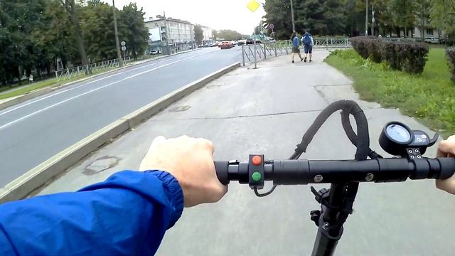 Катаемся на электросамокате. До парка 300-летия.