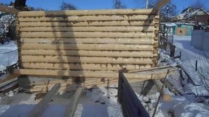Установка последнего венца сруба бани
