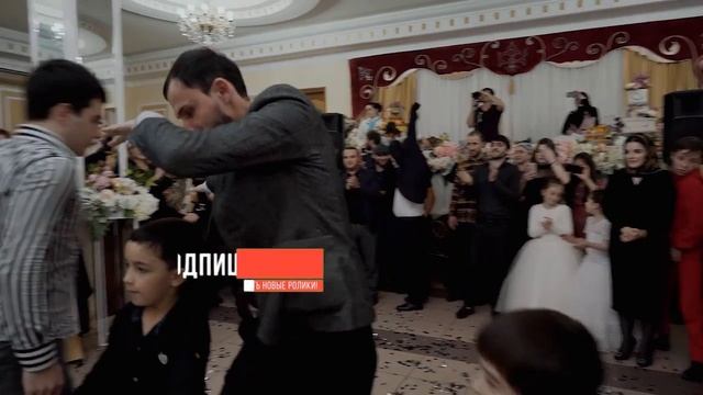 Невеста лезгинка ремикс. Лезгинка на свадьбе в Дагестане. Дагестанские девушки танцуют на свадьбе. Русский и лезгинка брак. Дагестанская свадьба Мем.