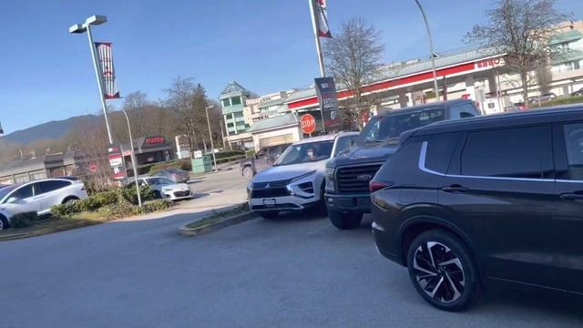 This 2022 Outlander paint (Quartz Brown) looks much different in each setting! смотреть онлайн