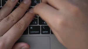 Залипла клавиатура бабочка на Macbook? Быстрый способ как починить.