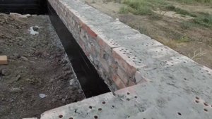 Фундамент залит, подготовка к укладке канализации. Дом за 4 месяца. День 26.