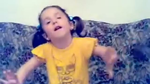 Девочка читает стих про Чечню