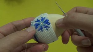 Вязание бисером. Пасхальное яйцо из бисера. Видео мастер класс.