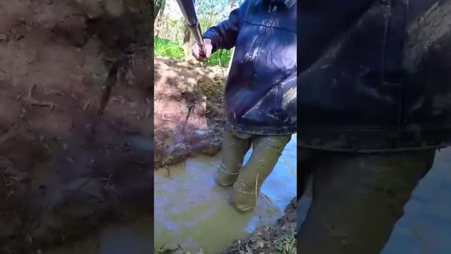 Boots and clothes are in the swamp. White leather boots, swamp. Весна. смотреть онлайн