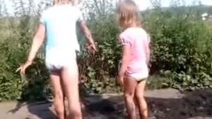 Маша и Юля купаются в грязи