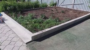 отделка керамогранитной  плиткой ступеньки.  клумба.