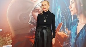 Нелли Кобзон в модном образе пришла на премьеру: любит кожу