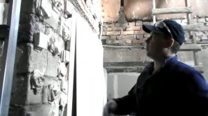 Клеим гипсокартон на стены.